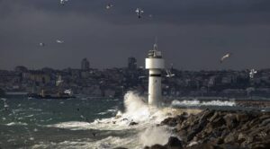 İstanbul'da vapur seferlerine lodos engeli